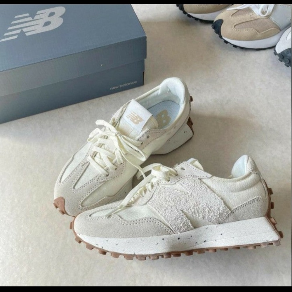 NWT! New Balance 327 Womens Size 7 Sneakers